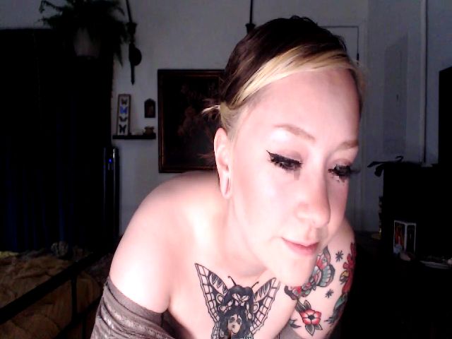 Live sex webcam photo for MaggieMoon_ #273444279