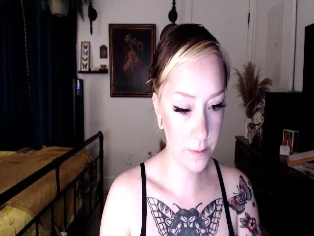 Live sex webcam photo for MaggieMoon_ #273444564