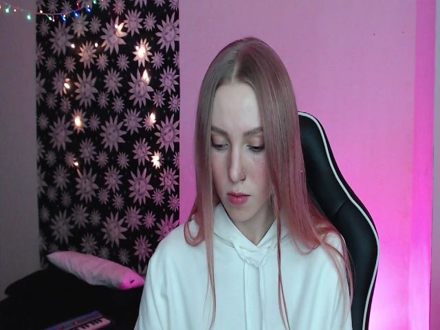 Live sex webcam photo for MagicElfie #272046931