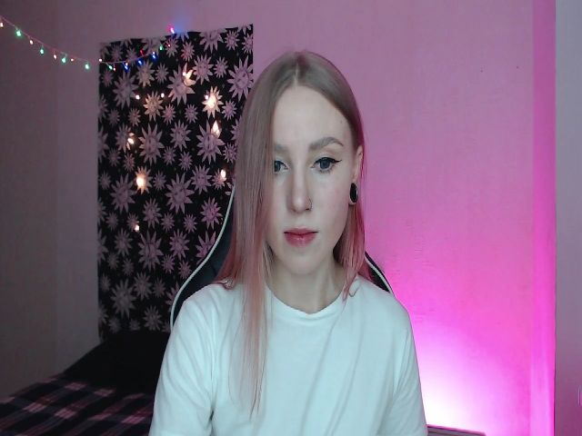 Live sex webcam photo for MagicElfie #272118296