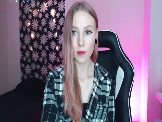 Live sex webcam photo for MagicElfie #272128946