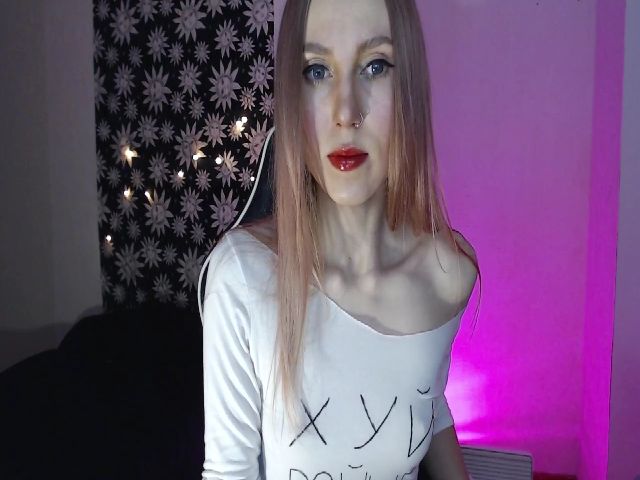 Live sex webcam photo for MagicElfie #272245418