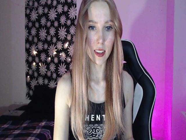 Live sex webcam photo for MagicElfie #272257771