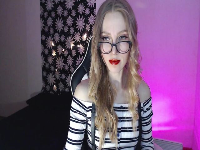 Live sex webcam photo for MagicElfie #272403145