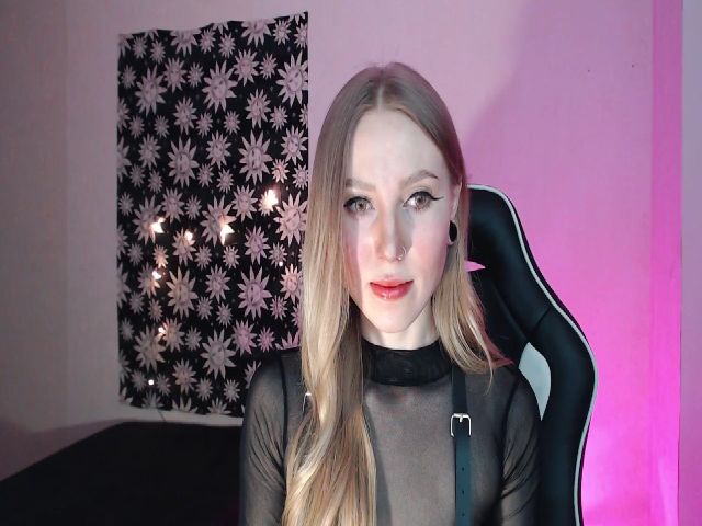 Live sex webcam photo for MagicElfie #272471953