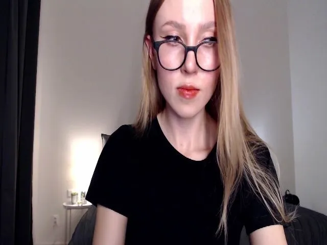 Live sex webcam photo for MagicElfie #272633075