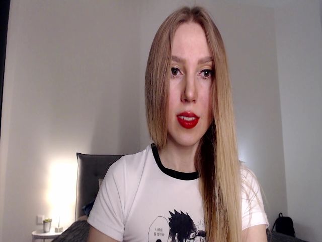 Live sex webcam photo for MagicElfie #272679317