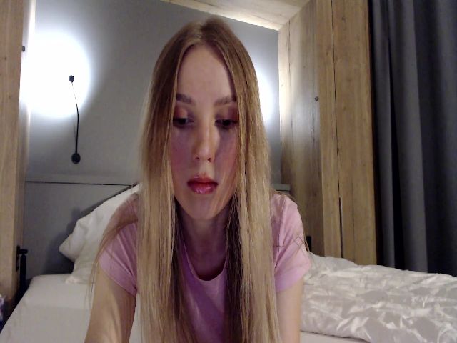 Live sex webcam photo for MagicElfie #272983634