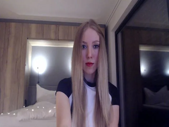 Live sex webcam photo for MagicElfie #273411664