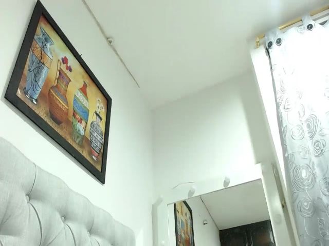 Live sex webcam photo for Maika27 #273104319
