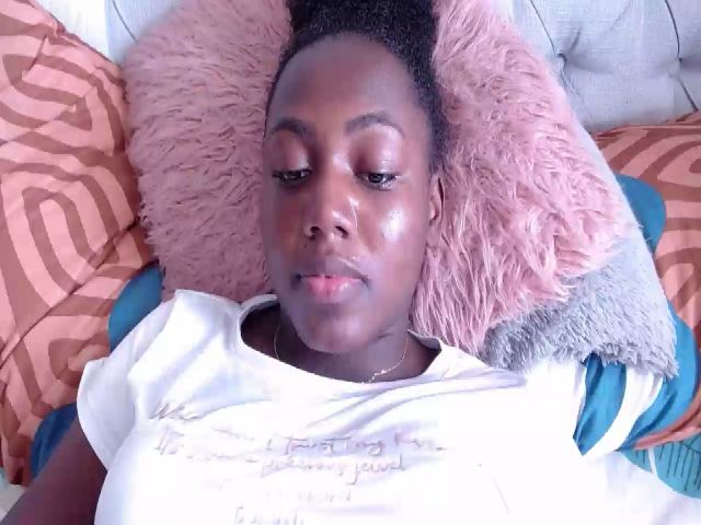 Live sex webcam photo for Maika27 #273110098