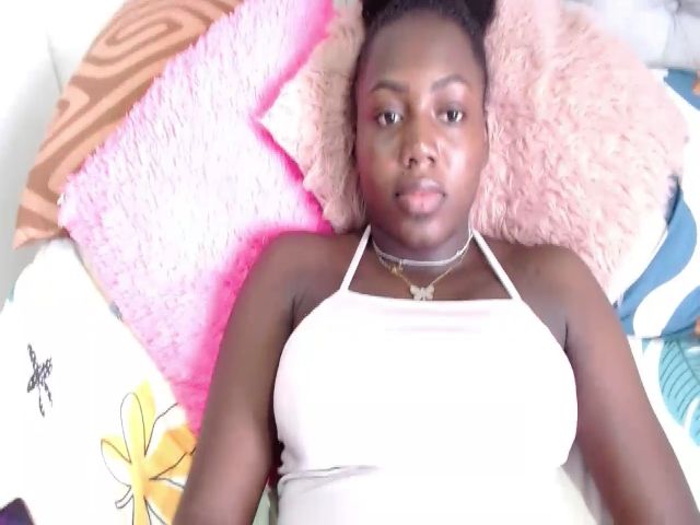 Live sex webcam photo for Maika27 #273131940