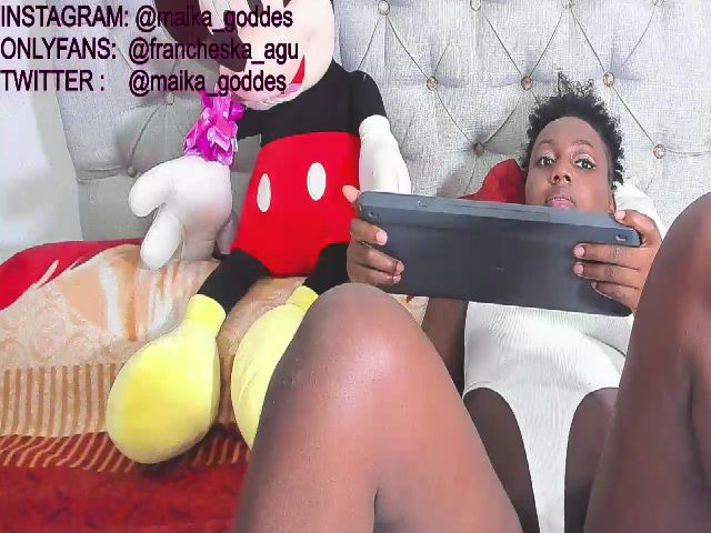 Live sex webcam photo for Maika27 #273984161