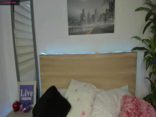 Live sex webcam photo for Mariana1900 #271823815