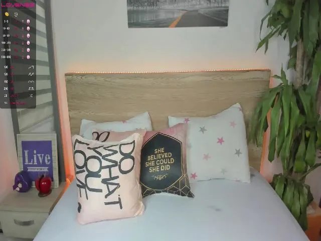 Live sex webcam photo for Mariana1900 #273356148