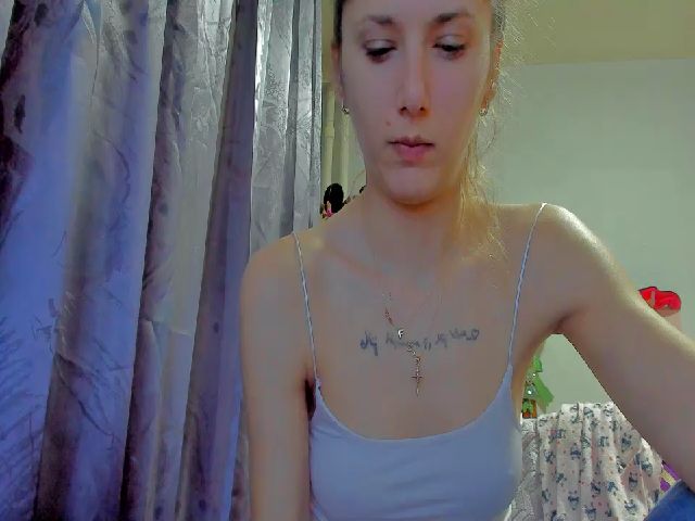 Live sex webcam photo for Marie_marie03 #272445656