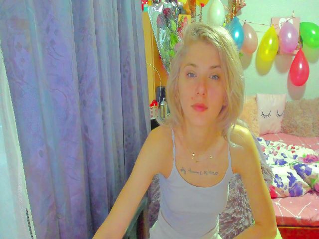 Live sex webcam photo for Marie_marie03 #272914559