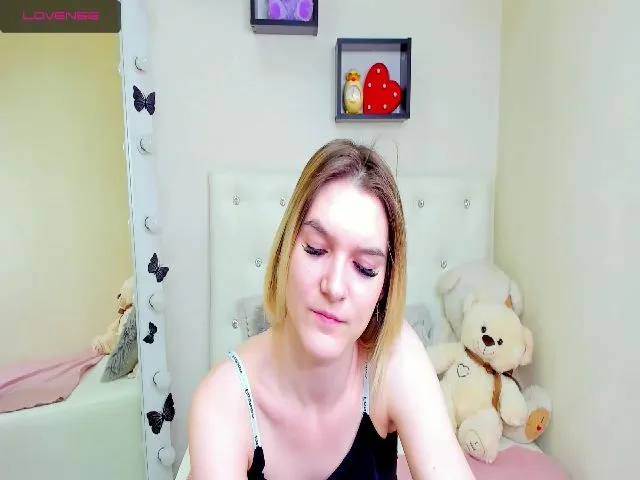 Live sex webcam photo for MarliTes #273319402
