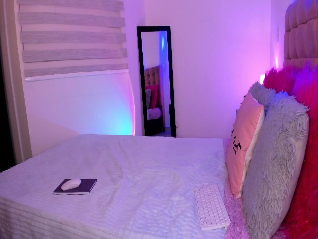 Live sex webcam photo for MartinaEvans1 #272399352
