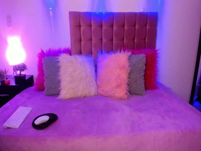 Live sex webcam photo for MartinaEvans1 #272724094