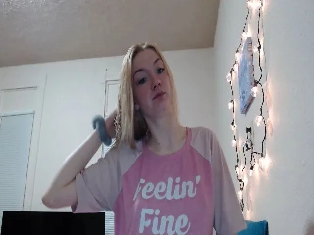 Live sex webcam photo for MelanieRose21 #272902386