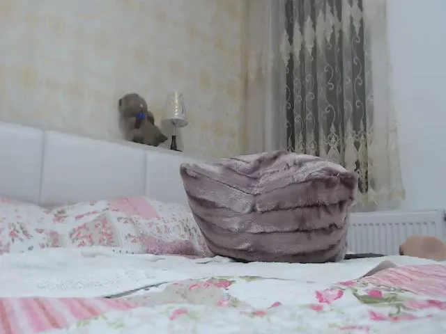 Live sex webcam photo for MelissaBby #273142709