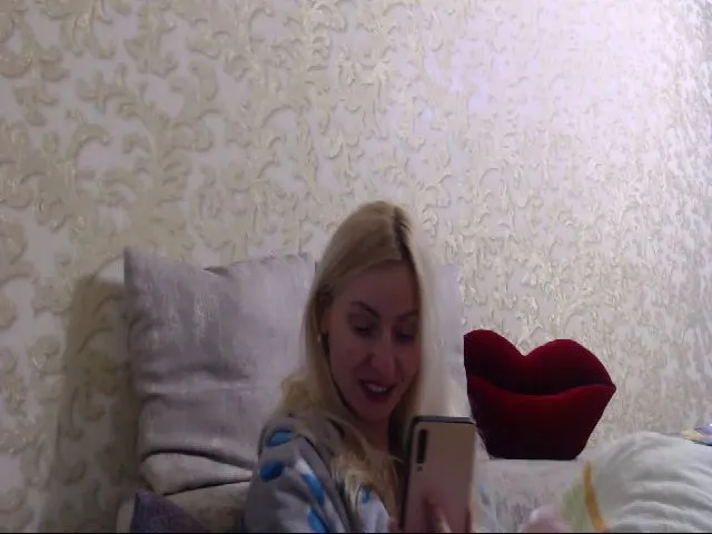 Live sex webcam photo for MeltingJulia #271786545