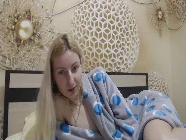 Live sex webcam photo for MeltingJulia #271872961