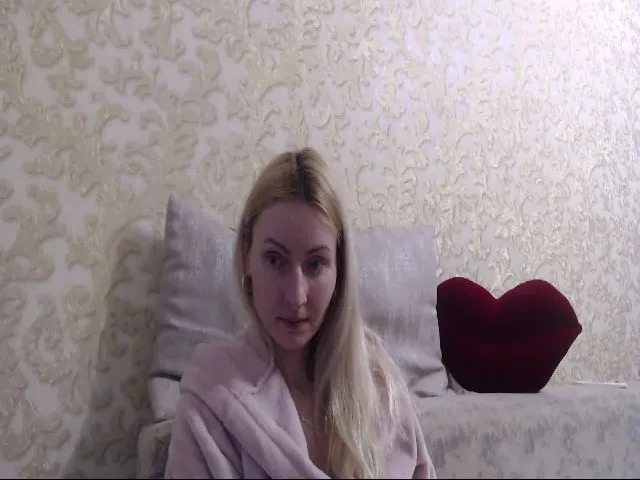 Live sex webcam photo for MeltingJulia #271897298