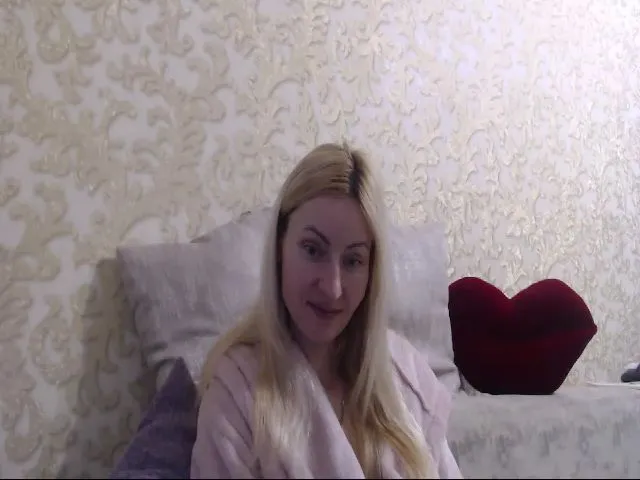 Live sex webcam photo for MeltingJulia #271934085