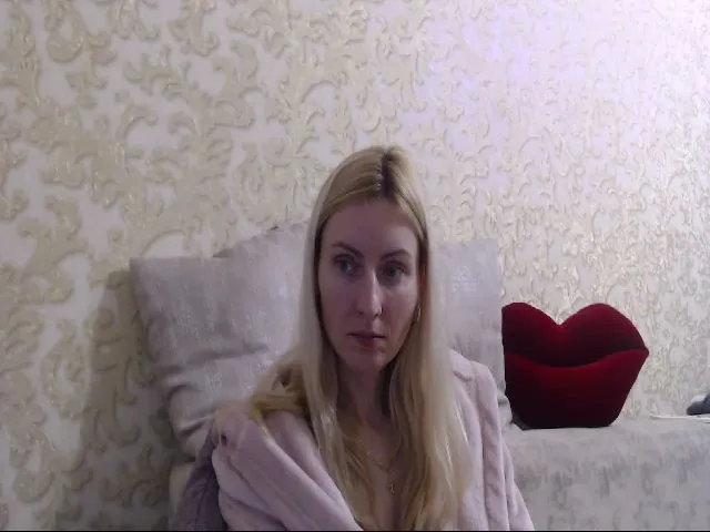 Live sex webcam photo for MeltingJulia #271956268