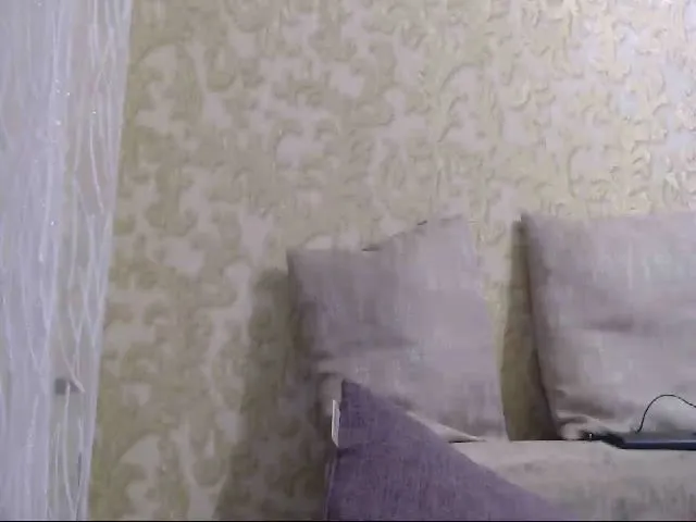 Live sex webcam photo for MeltingJulia #271998448