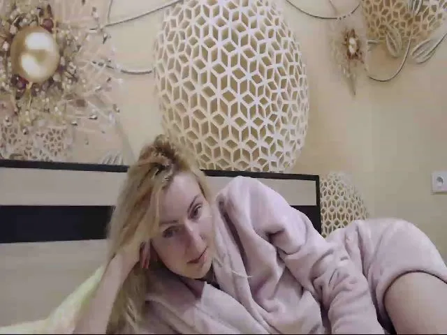 Live sex webcam photo for MeltingJulia #272402069