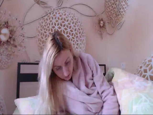 Live sex webcam photo for MeltingJulia #272708943