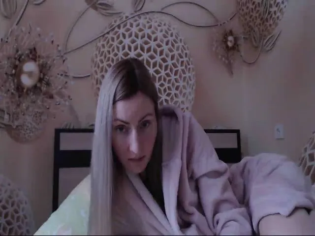 Live sex webcam photo for MeltingJulia #272734823