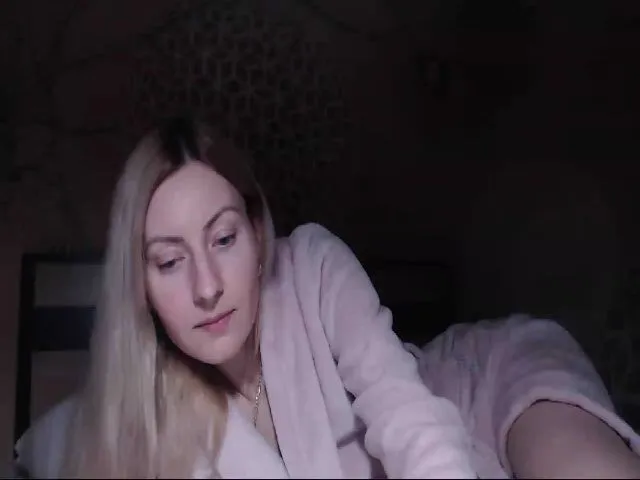 Live sex webcam photo for MeltingJulia #272921972