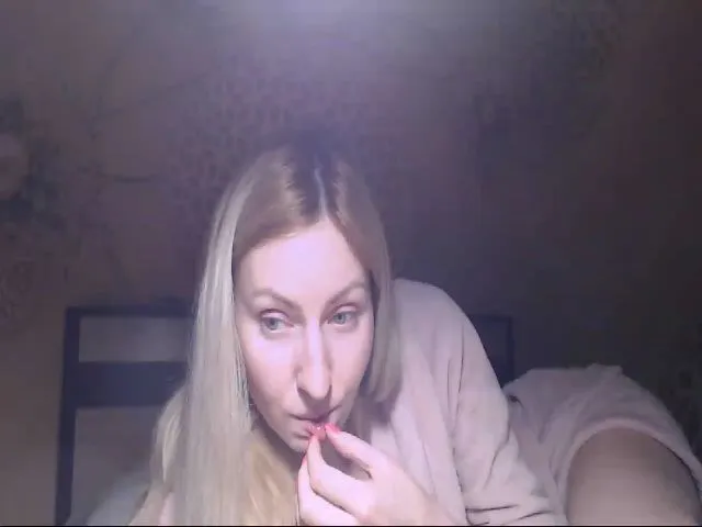 Live sex webcam photo for MeltingJulia #272945243