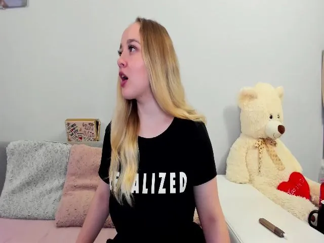 Live sex webcam photo for MercedesRay #271884353