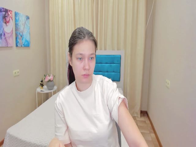 Live sex webcam photo for MiaBrave #272903283