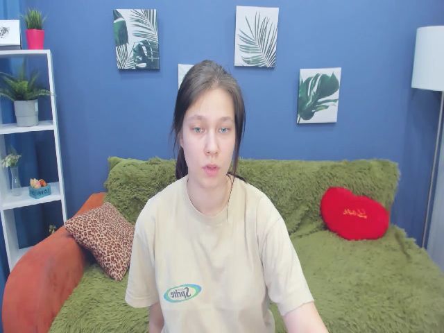 Live sex webcam photo for MiaBrave #272978526