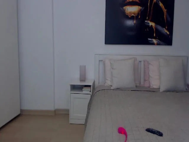 Live sex webcam photo for MiaCutie4u #272046844