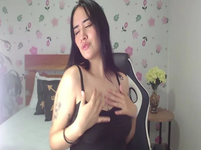 Live sex webcam photo for Mia_lee_e #274541893