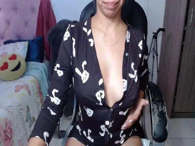 Live sex webcam photo for Miafosx #273625758