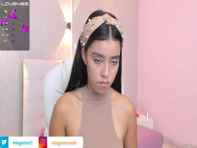Live sex webcam photo for Miagomez1 #274543996