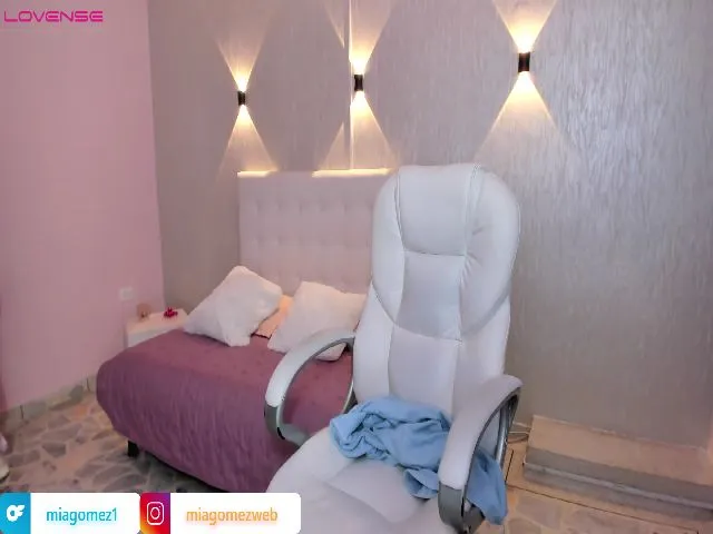 Live sex webcam photo for Miagomez1 #274666921