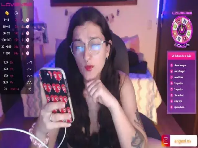 Live sex webcam photo for Miah_Peach #273671930