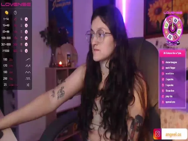 Live sex webcam photo for Miah_Peach #273894390