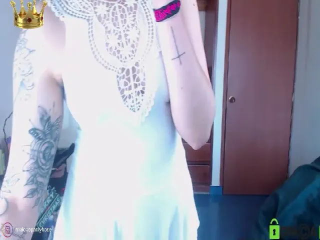 Live sex webcam photo for Miahot21 #271911820