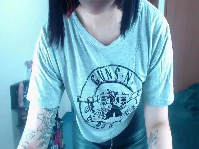 Live sex webcam photo for Miahot21 #272537619