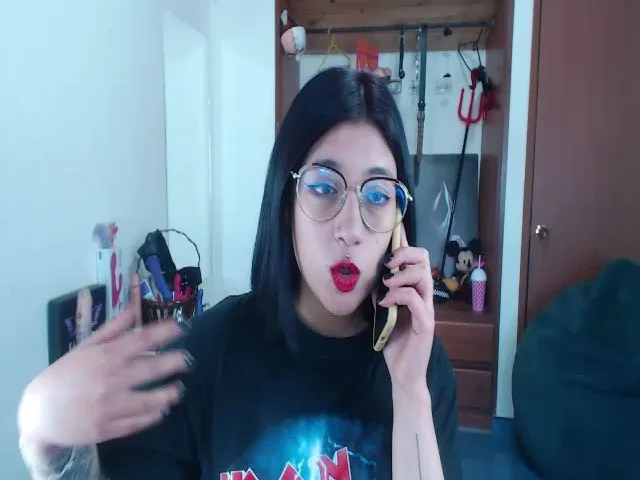 Live sex webcam photo for Miahot21 #272553992